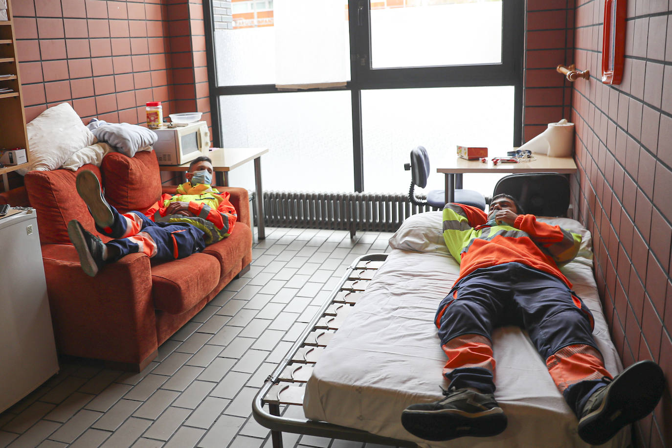 EL COMERCIO acompaña a dos técnicos de ambulancias de Transinsa en el Centro de Salud el Parque-Somió en Gijón que les toca trabajar el día de Navidad