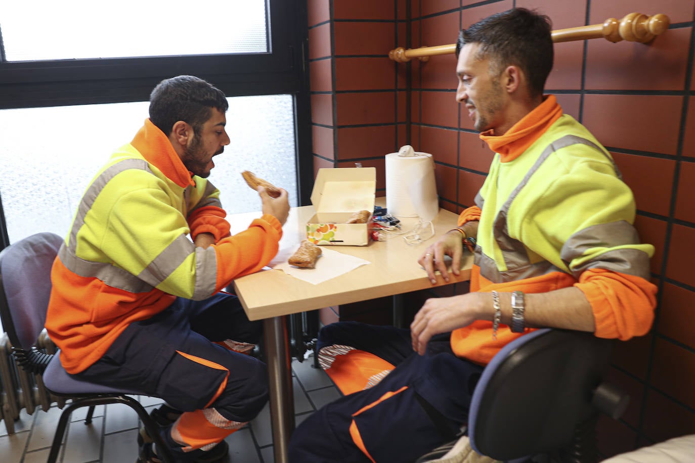 EL COMERCIO acompaña a dos técnicos de ambulancias de Transinsa en el Centro de Salud el Parque-Somió en Gijón que les toca trabajar el día de Navidad