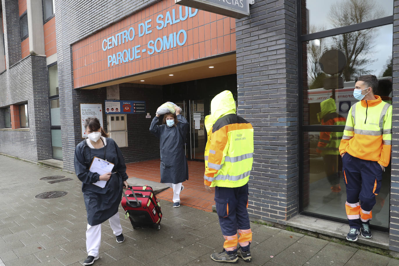 EL COMERCIO acompaña a dos técnicos de ambulancias de Transinsa en el Centro de Salud el Parque-Somió en Gijón que les toca trabajar el día de Navidad