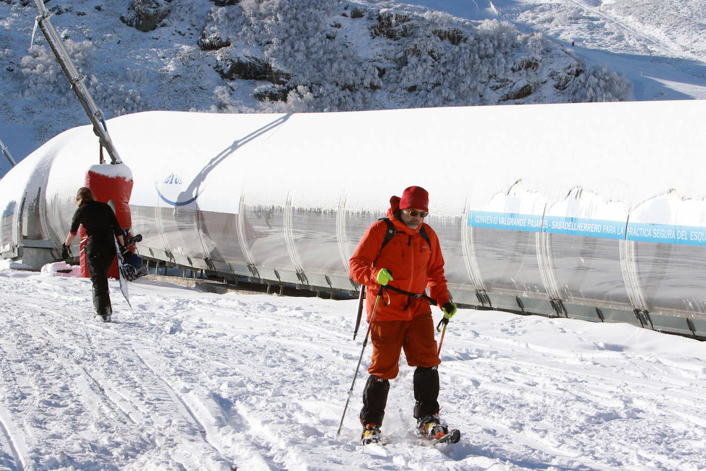 La instalaciones invernales de Asturias continúan cerradas. Igualmente, los amantes del esquí acudieron este sábado a disfrutar de un día soleado.