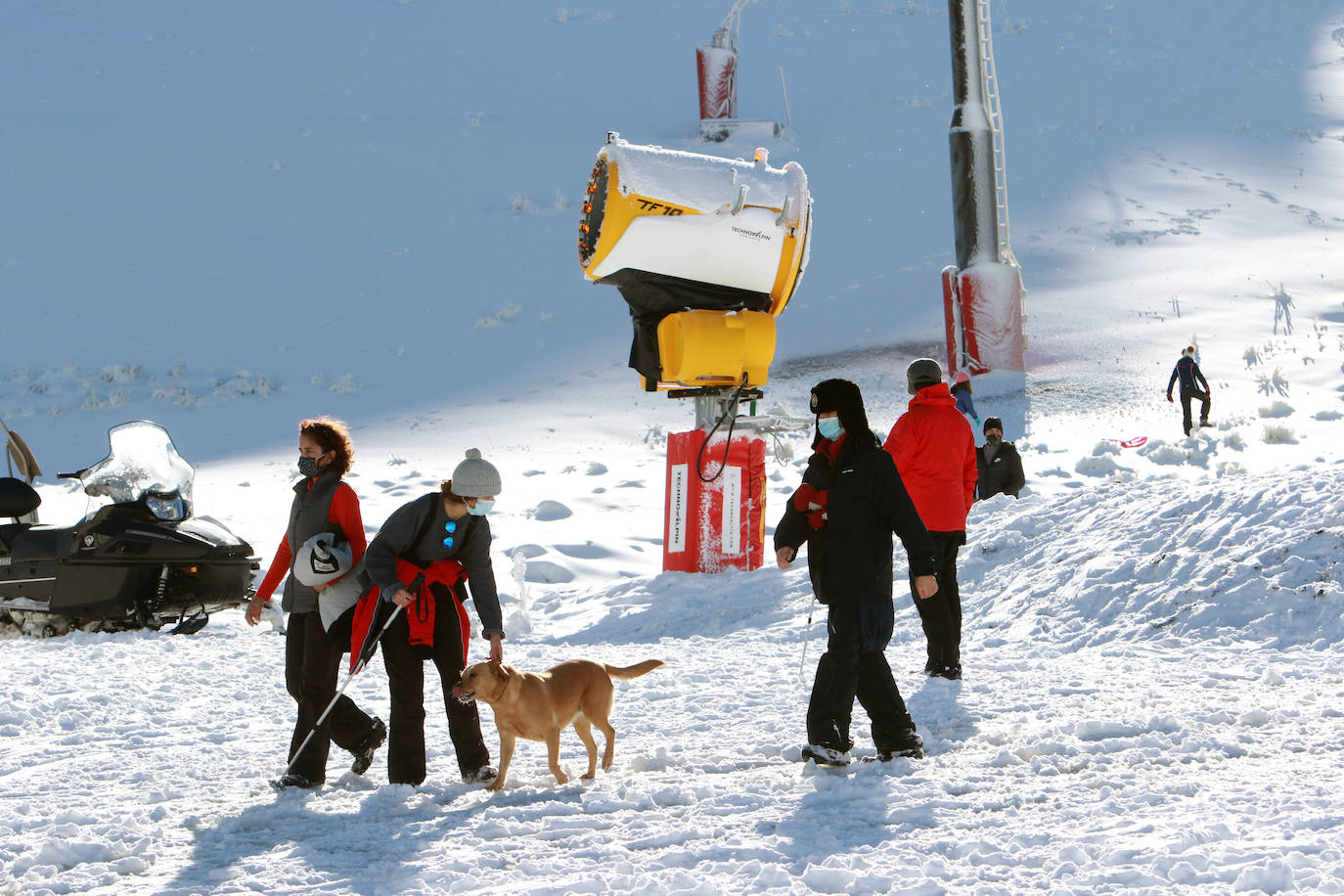 La instalaciones invernales de Asturias continúan cerradas. Igualmente, los amantes del esquí acudieron este sábado a disfrutar de un día soleado.
