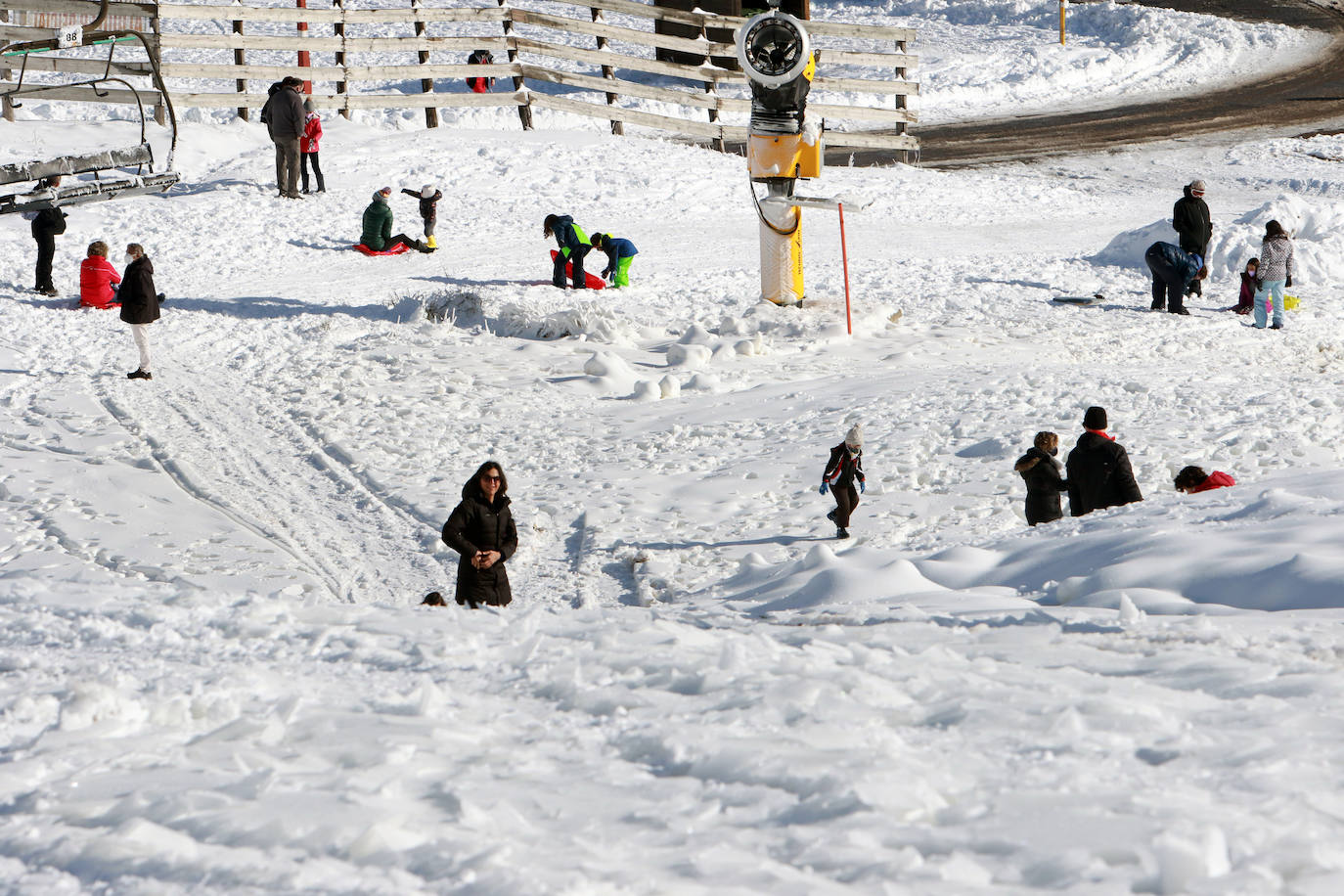 La instalaciones invernales de Asturias continúan cerradas. Igualmente, los amantes del esquí acudieron este sábado a disfrutar de un día soleado.