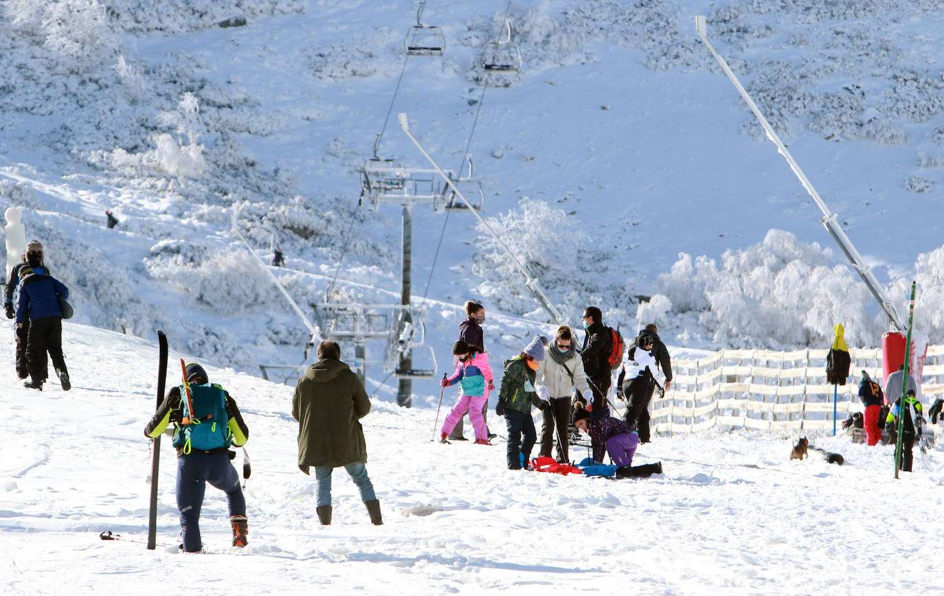 La instalaciones invernales de Asturias continúan cerradas. Igualmente, los amantes del esquí acudieron este sábado a disfrutar de un día soleado.