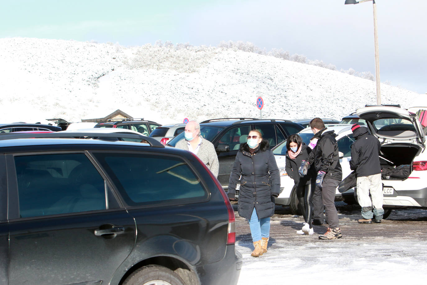 La instalaciones invernales de Asturias continúan cerradas. Igualmente, los amantes del esquí acudieron este sábado a disfrutar de un día soleado.