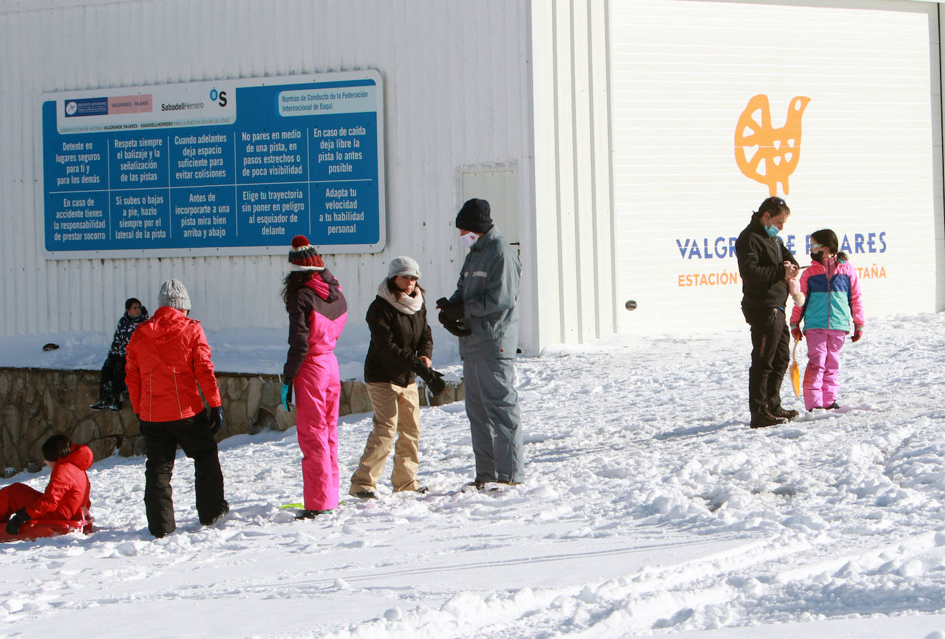 La instalaciones invernales de Asturias continúan cerradas. Igualmente, los amantes del esquí acudieron este sábado a disfrutar de un día soleado.