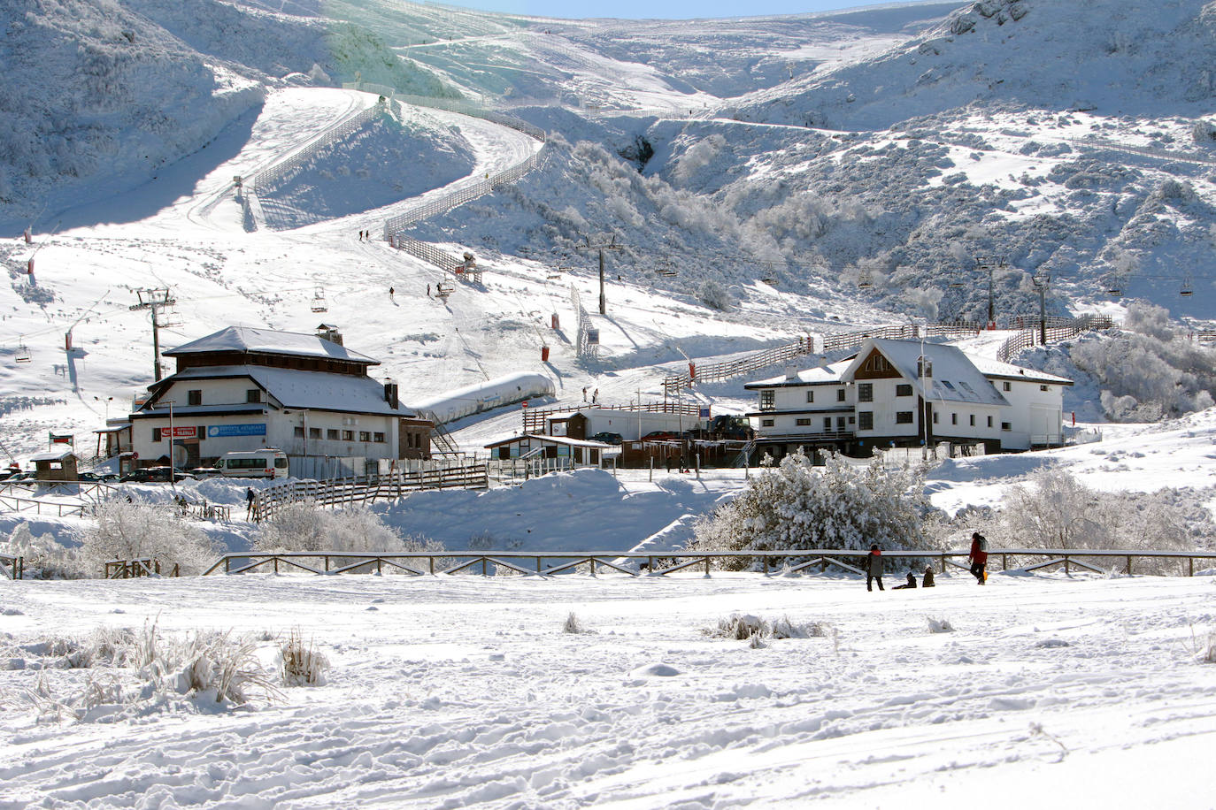 La instalaciones invernales de Asturias continúan cerradas. Igualmente, los amantes del esquí acudieron este sábado a disfrutar de un día soleado.