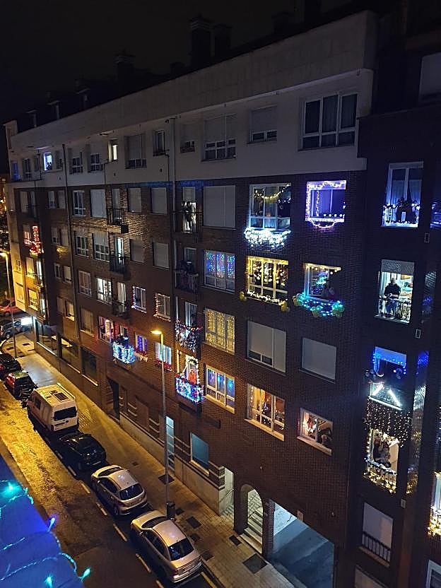 El vecindario de la calle San Juan, en Contrueces, durante el emotivo homenaje. 