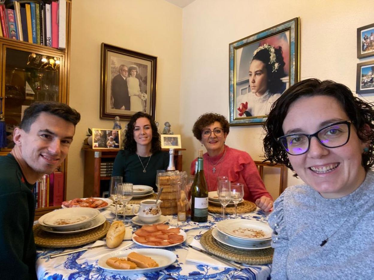 Lluis Arnau, Claudia Balmori, Mari Ruenes y Lucía Balmori disfrutan de una Navidad atípica, pero juntos, en Llanes. 