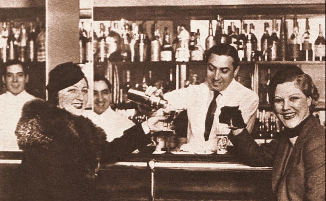 Perico Chicote en su bar, revista 'Crónica' 29 de diciembre de 1935.