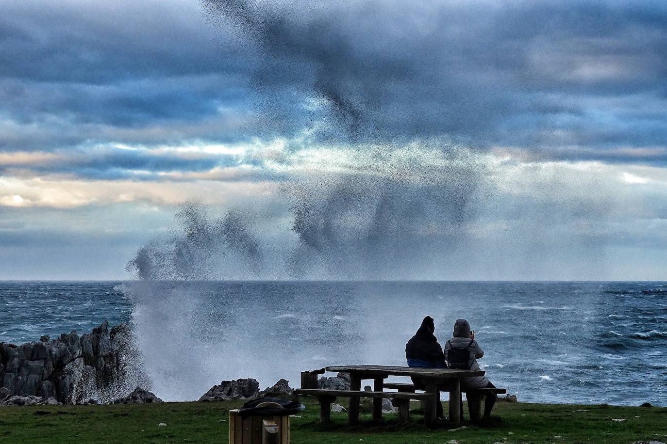 La borrasca 'Bella' tiene a Asturias en alerta roja por olas de hasta 10 metros.