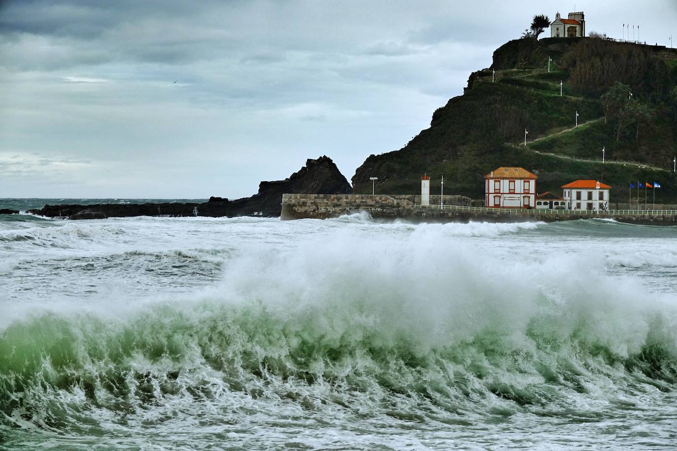 La borrasca 'Bella' tiene a Asturias en alerta roja por olas de hasta 10 metros.