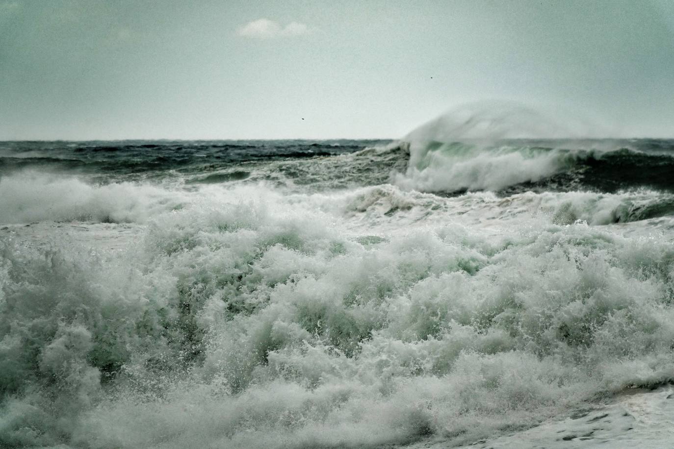 La borrasca 'Bella' tiene a Asturias en alerta roja por olas de hasta 10 metros.