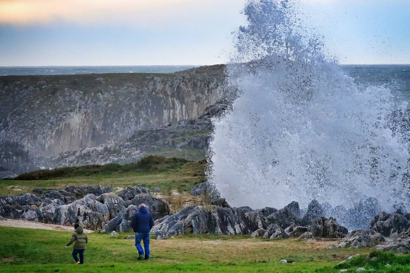 La borrasca 'Bella' tiene a Asturias en alerta roja por olas de hasta 10 metros.
