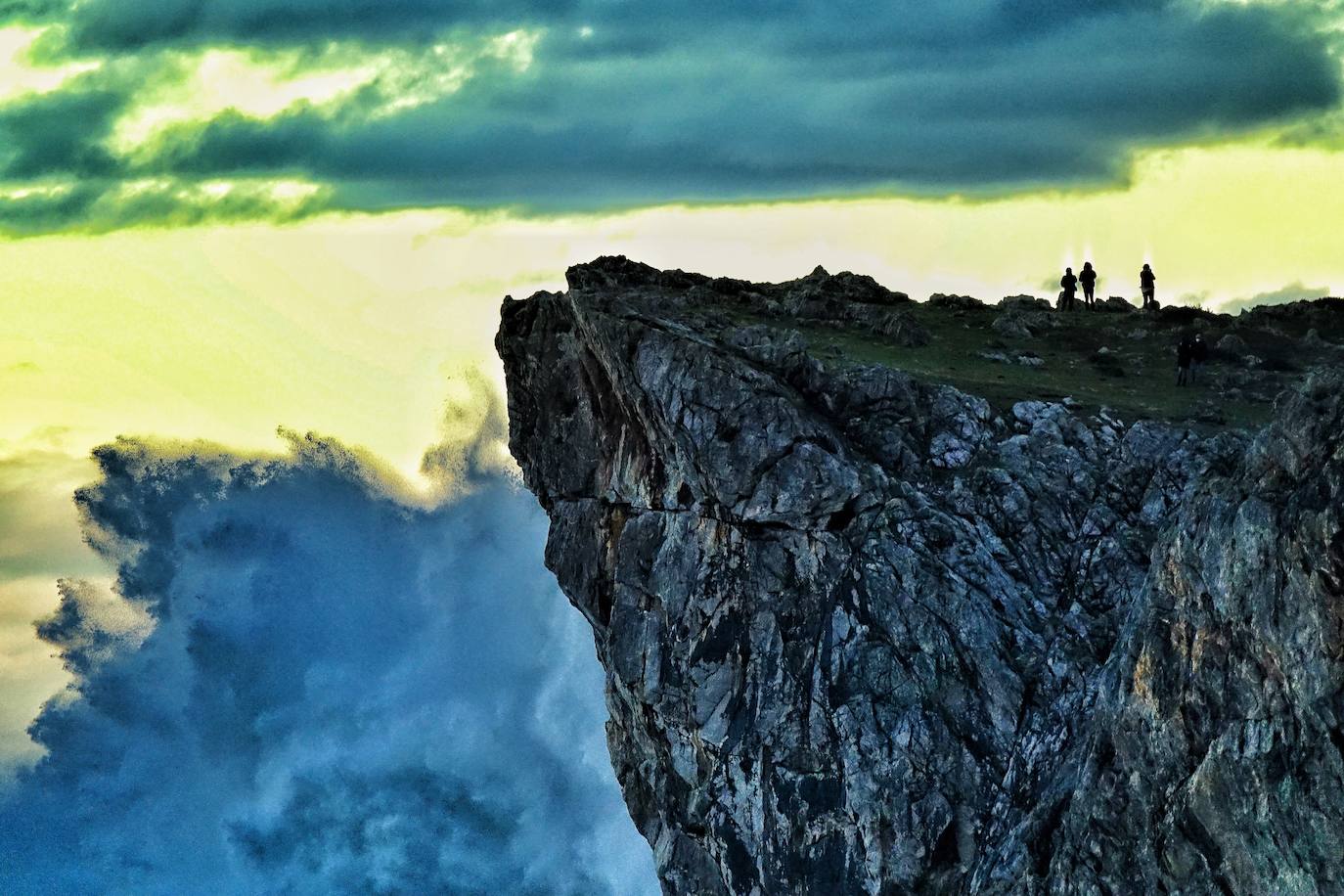 La borrasca 'Bella' tiene a Asturias en alerta roja por olas de hasta 10 metros.