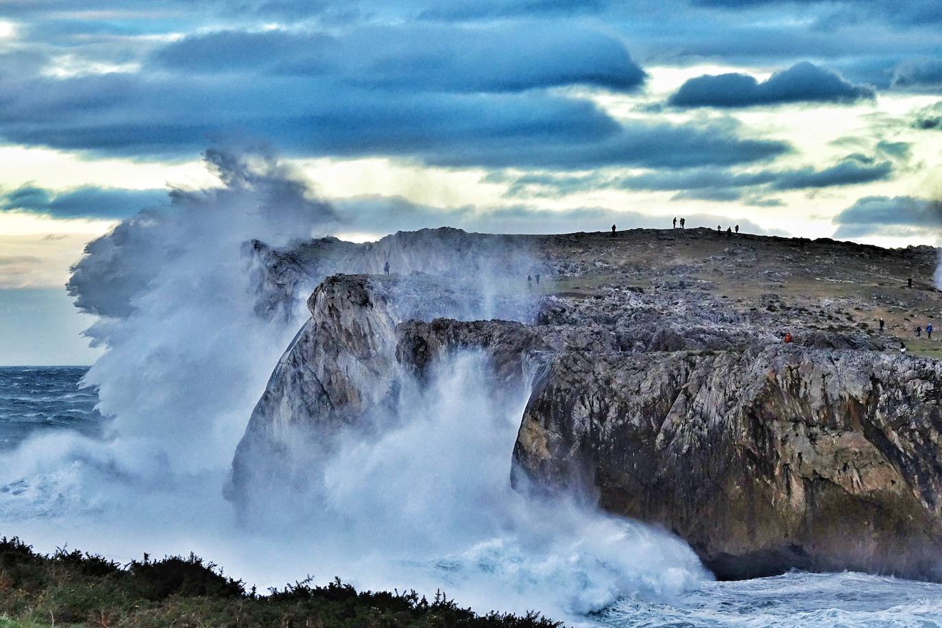La borrasca 'Bella' tiene a Asturias en alerta roja por olas de hasta 10 metros.