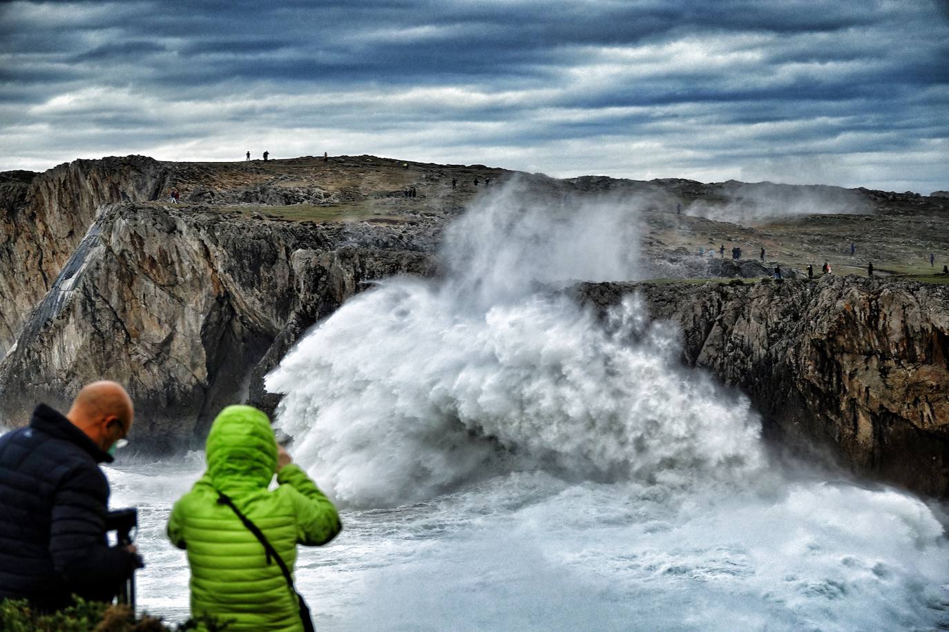 La borrasca 'Bella' tiene a Asturias en alerta roja por olas de hasta 10 metros.