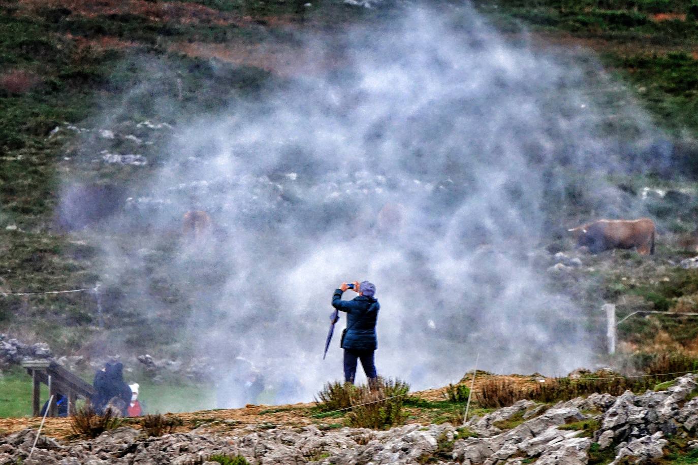 La borrasca 'Bella' tiene a Asturias en alerta roja por olas de hasta 10 metros.