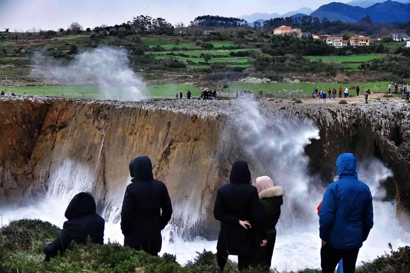 La borrasca 'Bella' tiene a Asturias en alerta roja por olas de hasta 10 metros.