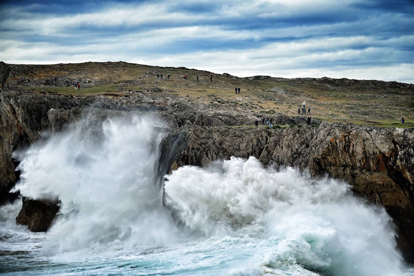La borrasca 'Bella' tiene a Asturias en alerta roja por olas de hasta 10 metros.