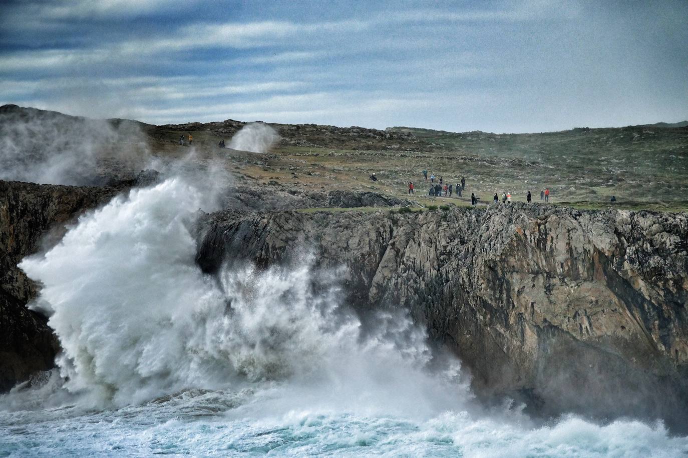 La borrasca 'Bella' tiene a Asturias en alerta roja por olas de hasta 10 metros.