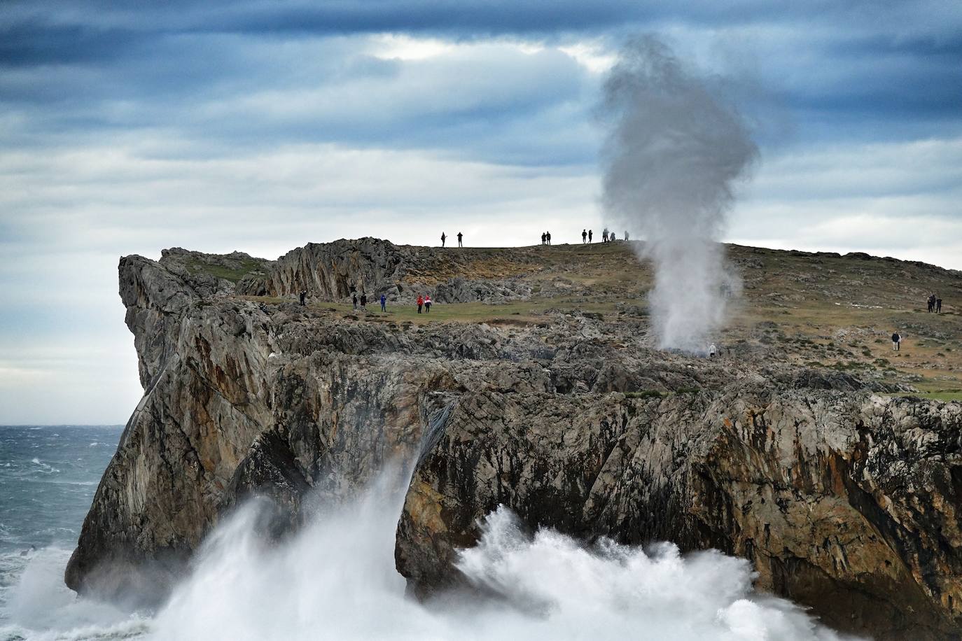 La borrasca 'Bella' tiene a Asturias en alerta roja por olas de hasta 10 metros.