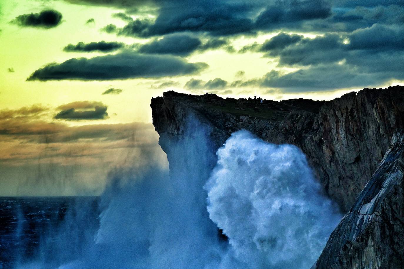 La borrasca 'Bella' tiene a Asturias en alerta roja por olas de hasta 10 metros.