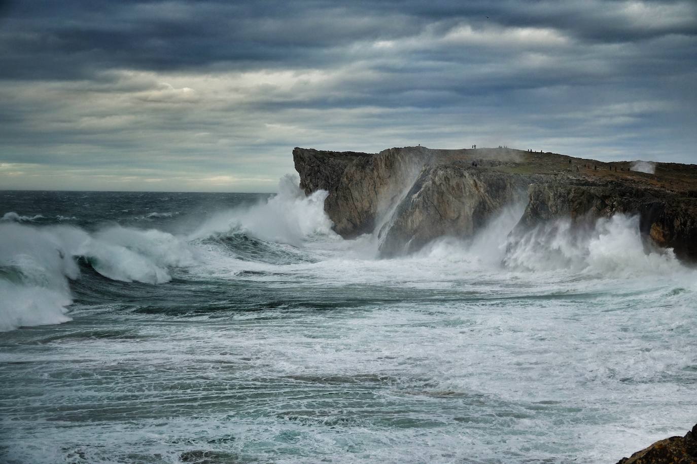 La borrasca 'Bella' tiene a Asturias en alerta roja por olas de hasta 10 metros.