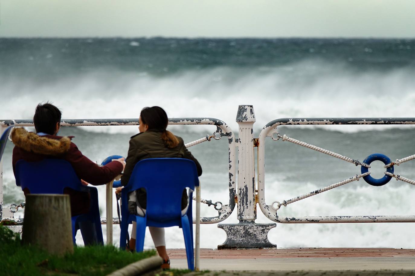 La borrasca 'Bella' tiene a Asturias en alerta roja por olas de hasta 10 metros.