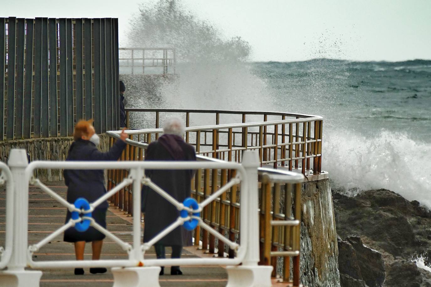 La borrasca 'Bella' tiene a Asturias en alerta roja por olas de hasta 10 metros.