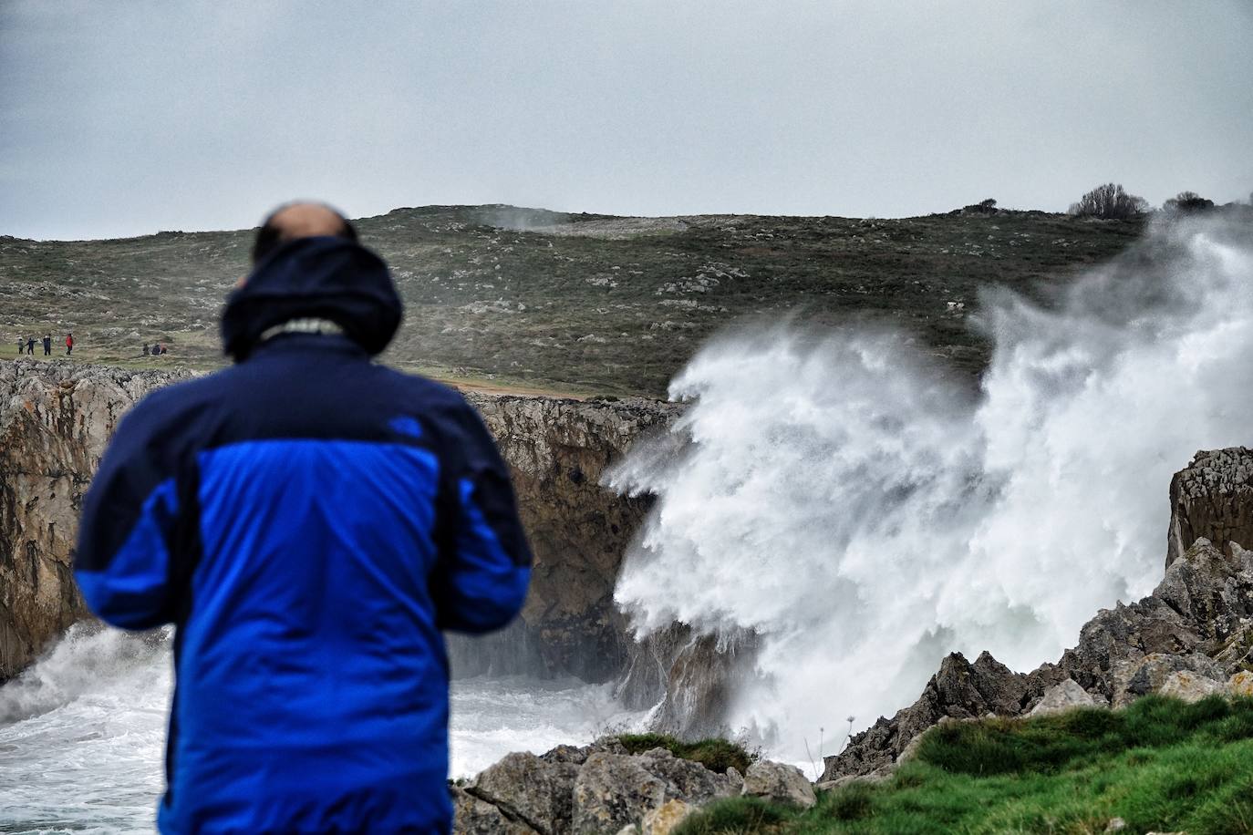 La borrasca 'Bella' tiene a Asturias en alerta roja por olas de hasta 10 metros.
