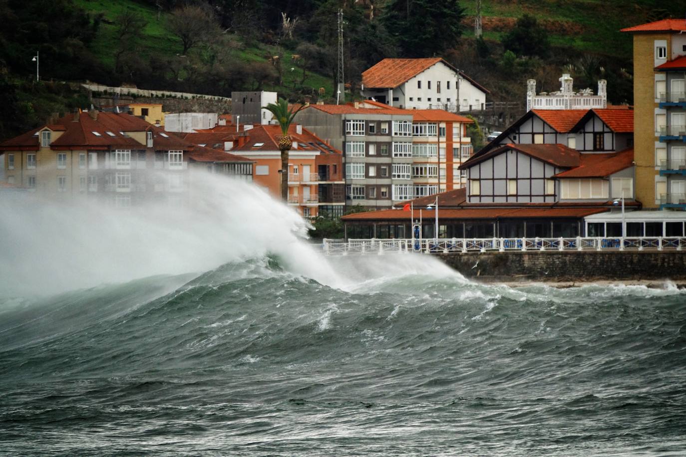 La borrasca 'Bella' tiene a Asturias en alerta roja por olas de hasta 10 metros.