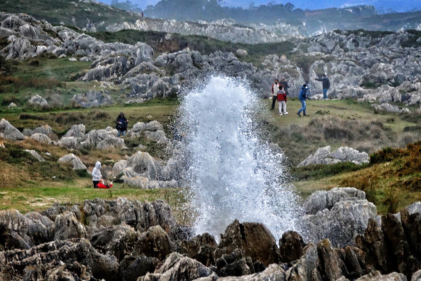 La borrasca 'Bella' tiene a Asturias en alerta roja por olas de hasta 10 metros.