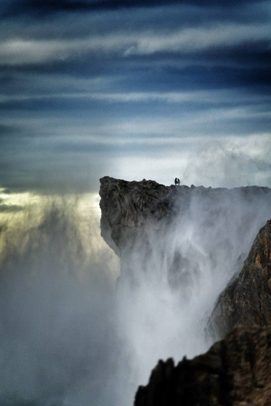 La borrasca 'Bella' tiene a Asturias en alerta roja por olas de hasta 10 metros.