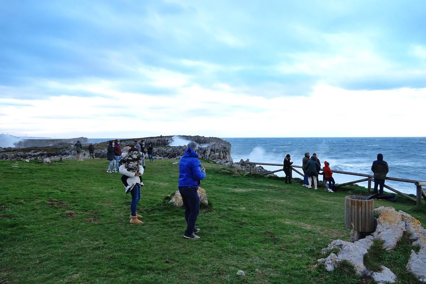 La borrasca 'Bella' tiene a Asturias en alerta roja por olas de hasta 10 metros.