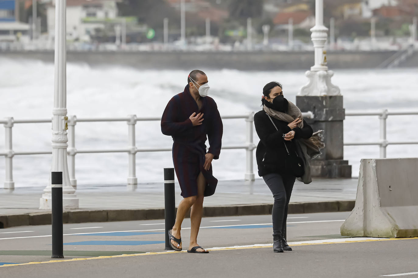 La borrasca 'Bella' que azota la cornisa Cantábrica deja rachas de hasta 110 kilómetros por hora y olas de diez metros en la región.