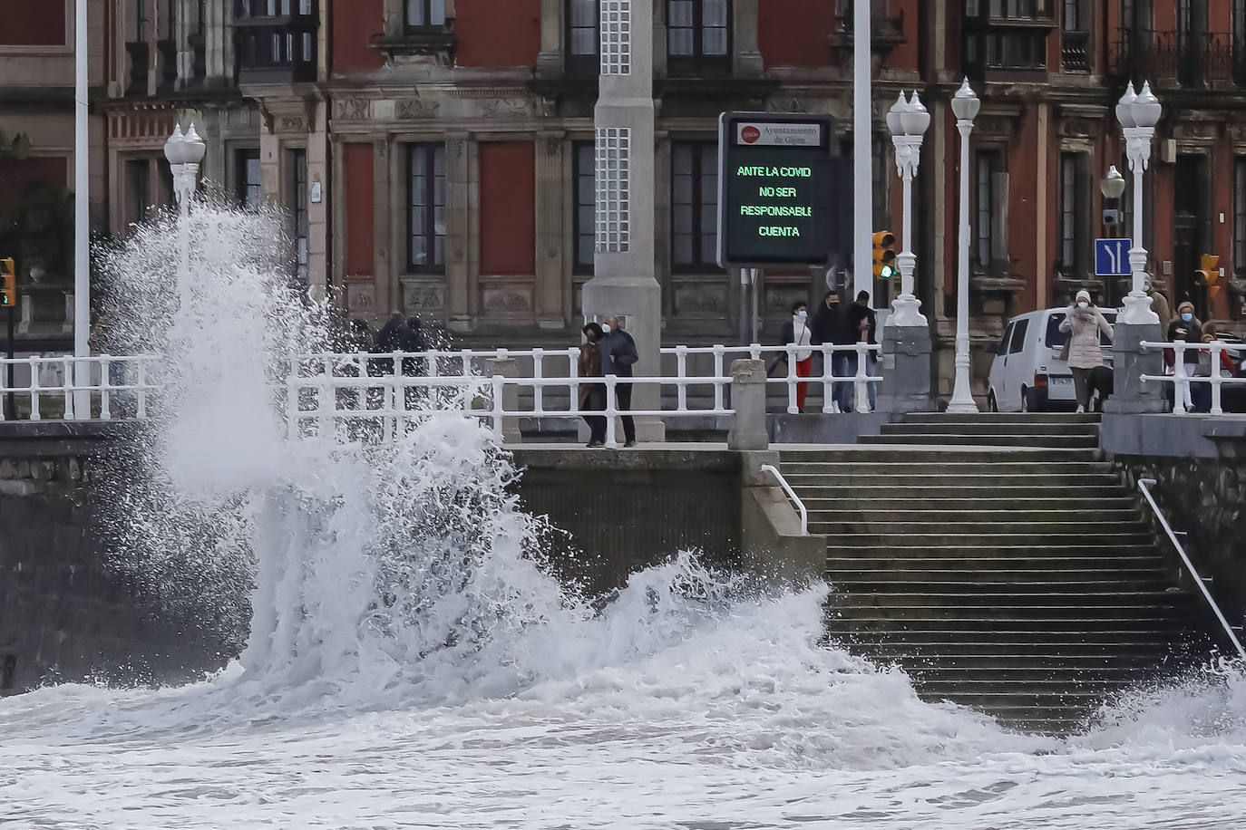 La borrasca 'Bella' que azota la cornisa Cantábrica deja rachas de hasta 110 kilómetros por hora y olas de diez metros en la región.