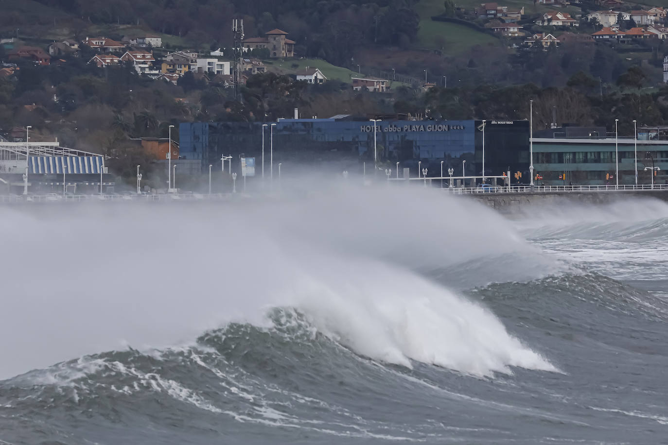 La borrasca 'Bella' tiene a Asturias en alerta roja por olas de hasta 10 metros.