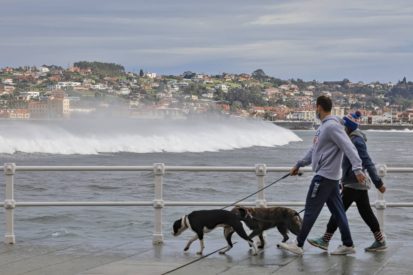 La borrasca 'Bella' que azota la cornisa Cantábrica deja rachas de hasta 110 kilómetros por hora y olas de diez metros en la región.