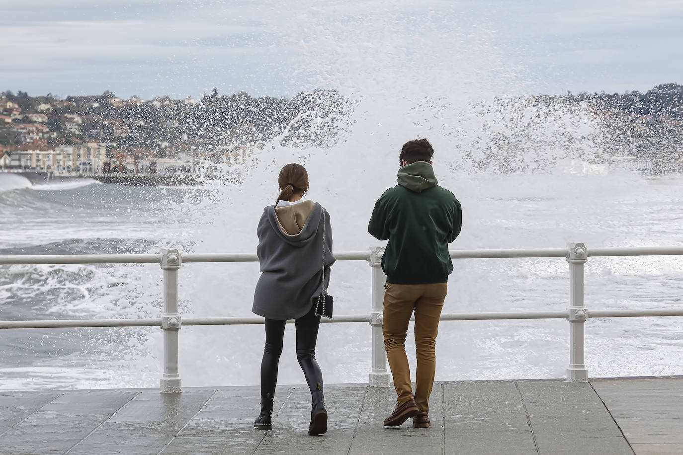 La borrasca 'Bella' que azota la cornisa Cantábrica deja rachas de hasta 110 kilómetros por hora y olas de diez metros en la región.