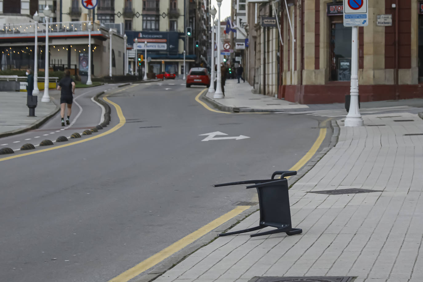 La borrasca 'Bella' que azota la cornisa Cantábrica deja rachas de hasta 110 kilómetros por hora y olas de diez metros en la región.