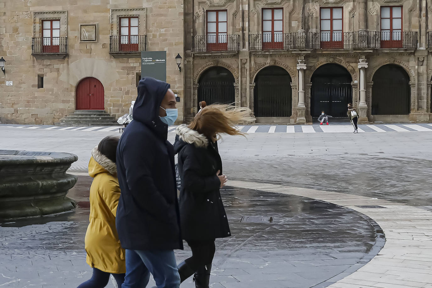 La borrasca 'Bella' que azota la cornisa Cantábrica deja rachas de hasta 110 kilómetros por hora y olas de diez metros en la región.