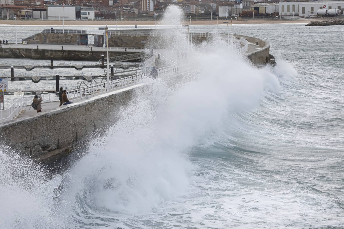 La borrasca 'Bella' que azota la cornisa Cantábrica deja rachas de hasta 110 kilómetros por hora y olas de diez metros en la región.