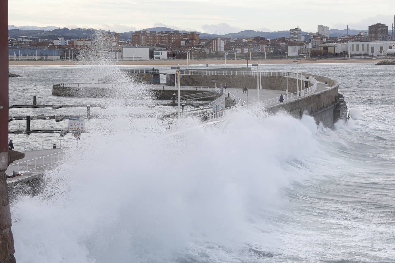 La borrasca 'Bella' que azota la cornisa Cantábrica deja rachas de hasta 110 kilómetros por hora y olas de diez metros en la región.