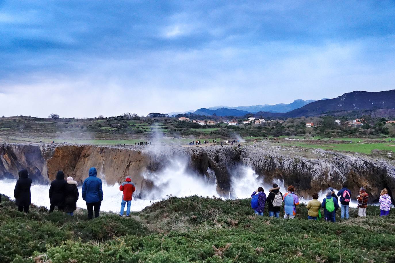 La borrasca 'Bella' que azota la cornisa Cantábrica deja rachas de hasta 110 kilómetros por hora y olas de diez metros en la región.
