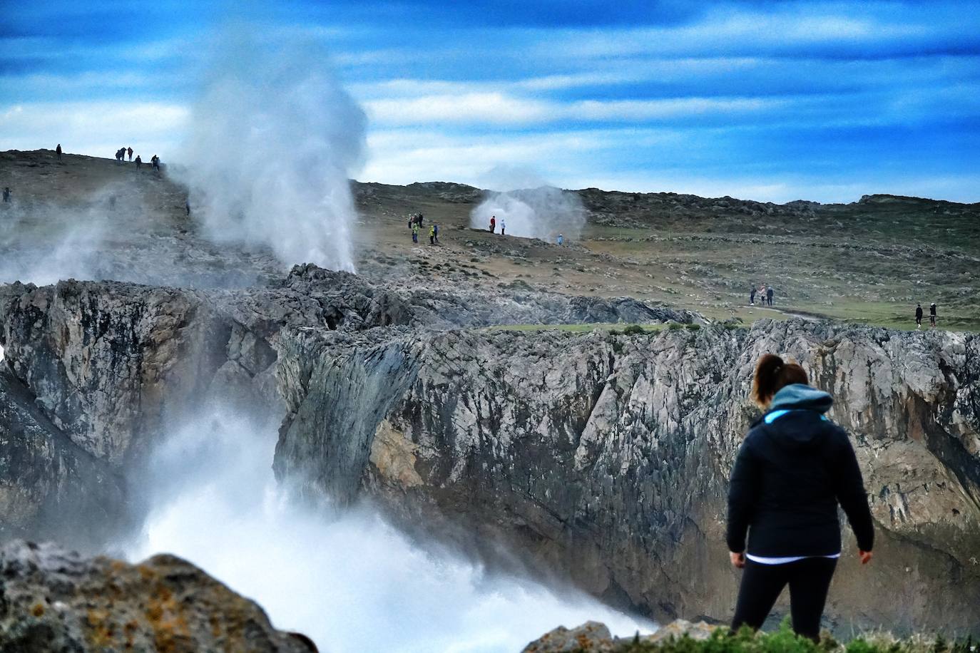 La borrasca 'Bella' que azota la cornisa Cantábrica deja rachas de hasta 110 kilómetros por hora y olas de diez metros en la región.