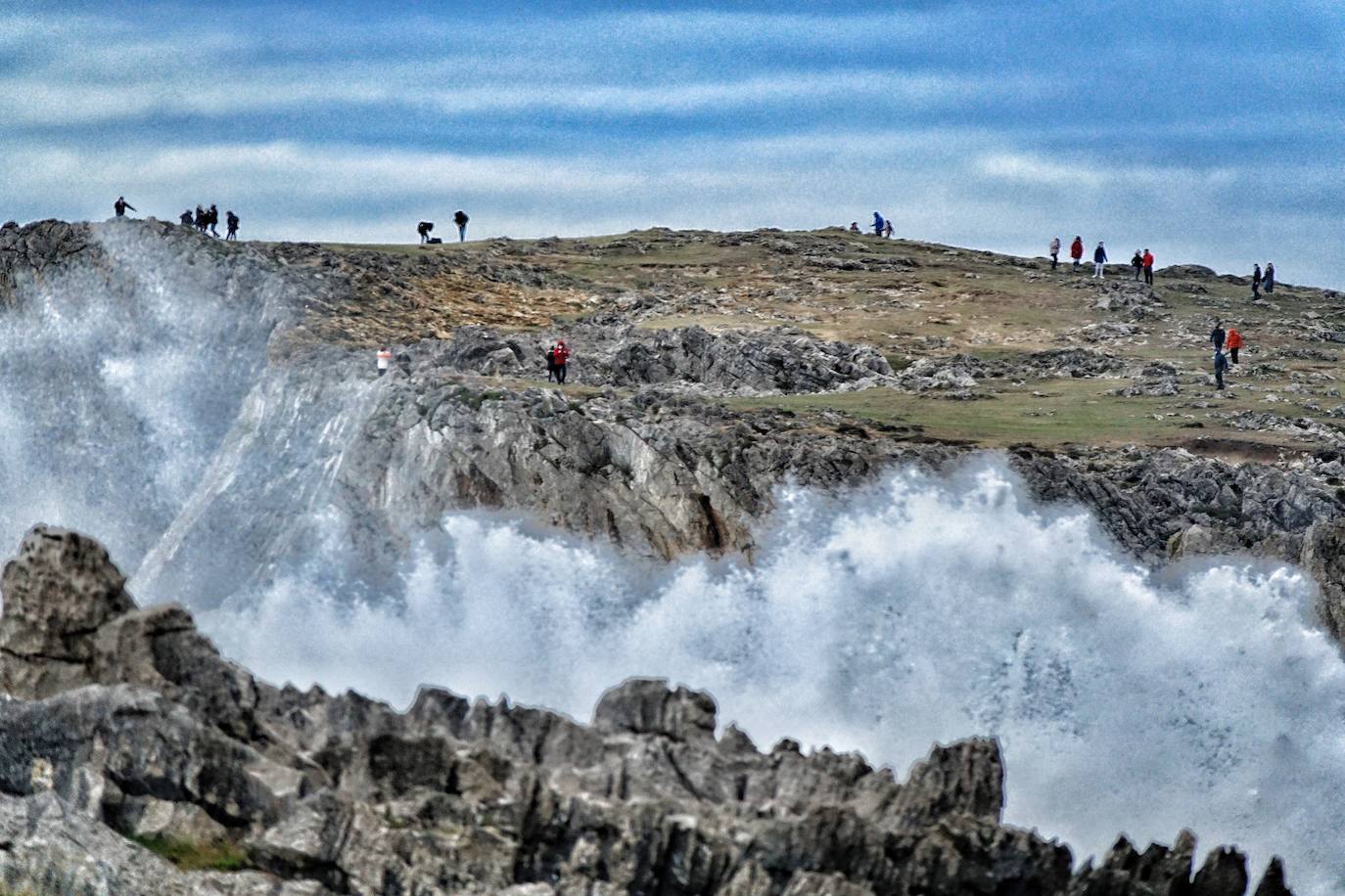 La borrasca 'Bella' que azota la cornisa Cantábrica deja rachas de hasta 110 kilómetros por hora y olas de diez metros en la región.