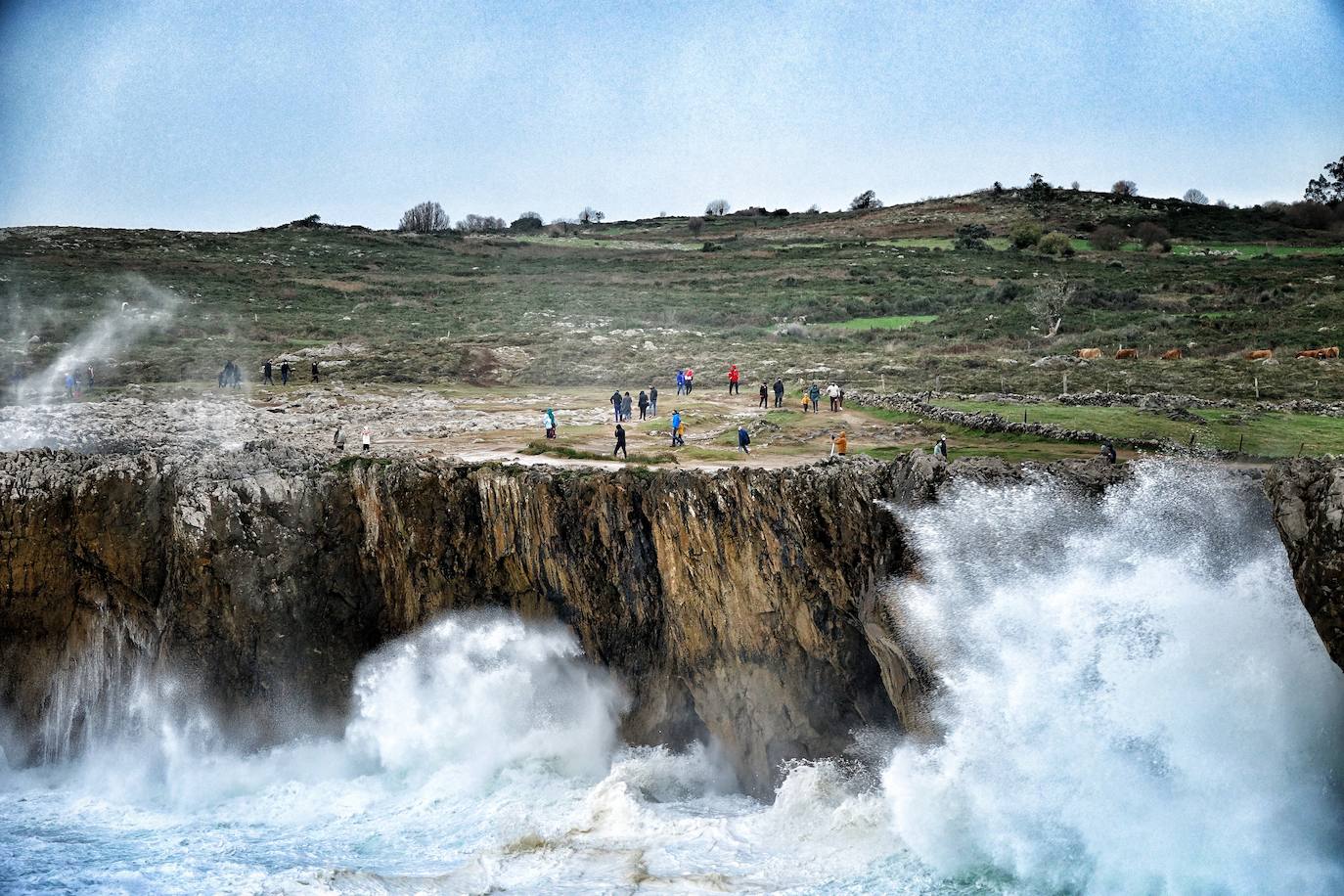 La borrasca 'Bella' que azota la cornisa Cantábrica deja rachas de hasta 110 kilómetros por hora y olas de diez metros en la región.