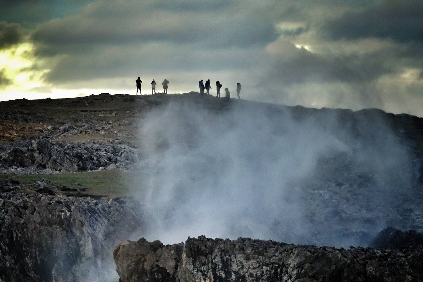 La borrasca 'Bella' que azota la cornisa Cantábrica deja rachas de hasta 110 kilómetros por hora y olas de diez metros en la región.