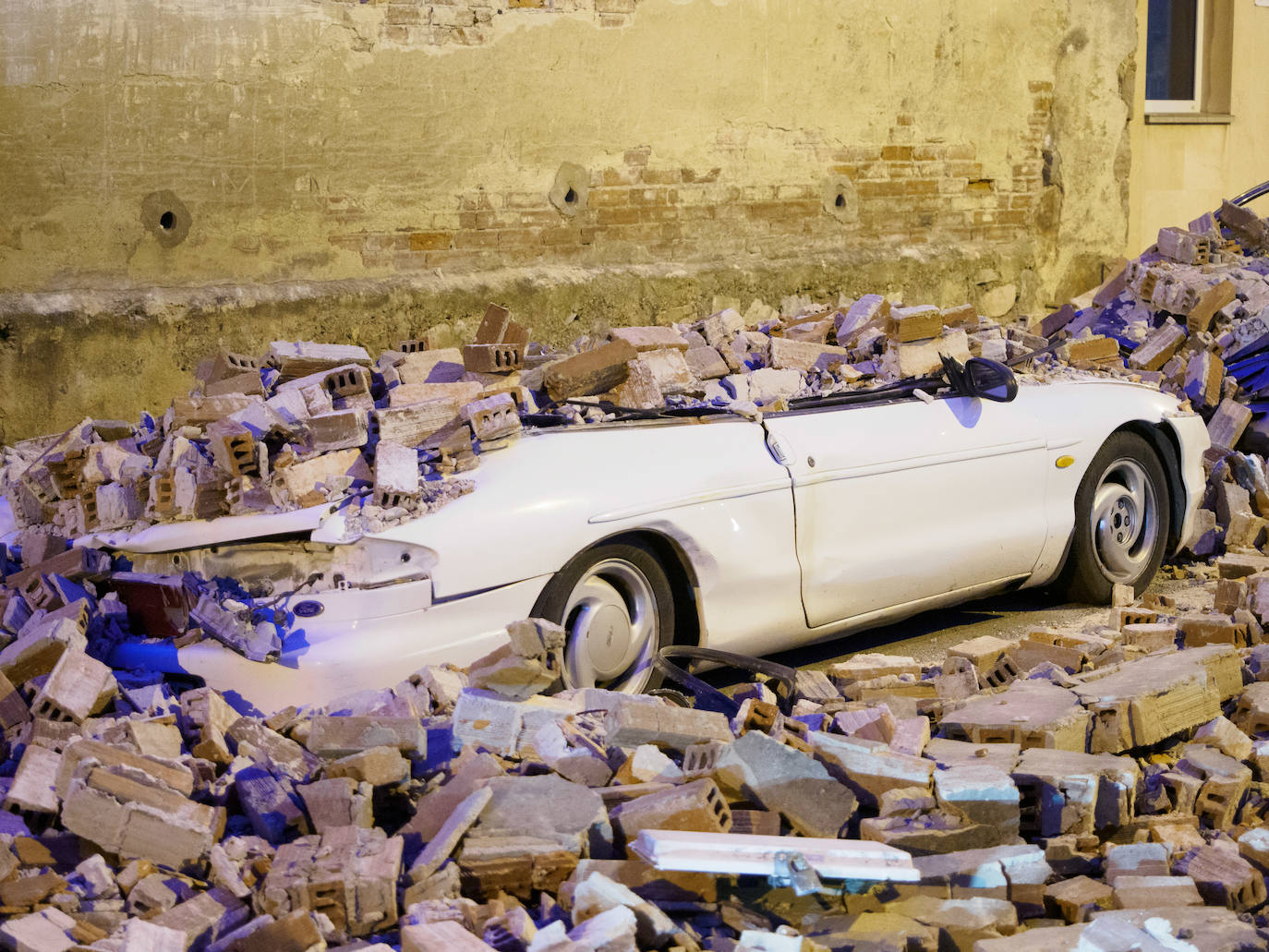 La borrasca 'Bella' que azota la cornisa Cantábrica deja rachas de hasta 110 kilómetros por hora y olas de diez metros en la región.