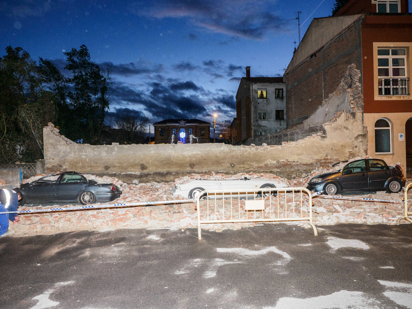 La borrasca 'Bella' que azota la cornisa Cantábrica deja rachas de hasta 110 kilómetros por hora y olas de diez metros en la región.